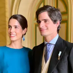 Los duques de Huéscar, sonrientes y elegantes, posan para la foto en un salón de época.