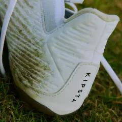 Botas de fútbol Kipsta sucias en el césped. Aprende como limpiar unas botas para dejarlas como nuevas.