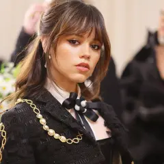 Jenna Ortega deslumbró en la Met Gala con un elegante traje negro adornado con perlas y oro.