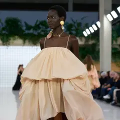 Modelo luce un vestido vaporoso color melocotón, ideal para un look boho chic verano.