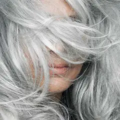 Cabello plateado y sedoso, un estilo natural para cubrir canas sin tinte.