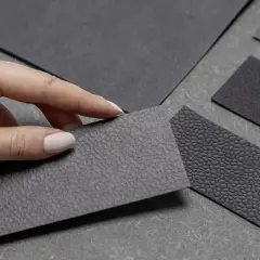 Muestras de piel vegana, explorando sus ventajas y desventajas. Texturas grises y negras.