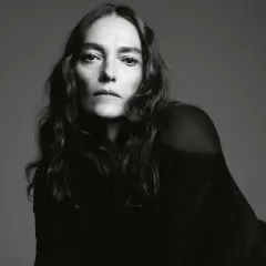 Retrato en blanco y negro de Laura Ponte, mostrando su mirada intensa. La edad de Laura Ponte se refleja en su rostro sereno.