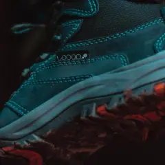 Bota de montaña con barro en la suela. Aprende como limpiar botas de montaña para tu próxima aventura.