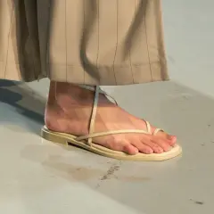 Sandalias tendencia de tiras finas y suela plana, perfectas para un look minimalista.