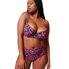 Mujer con bikini floral de tiro alto, ideal para realzar la figura y sentirse segura. ¿Qué bikini me favorece si tengo barriga? Este es un ejemplo.