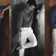 Hombre con camisa azul y pantalón blanco, un look ideal que combinar con pantalón blanco hombre para un estilo veraniego y elegante.