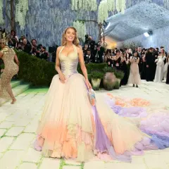 Blake Lively deslumbró en la Met Gala con un vestido degradado de ensueño, su cola se extendía como un arcoíris sobre la alfombra.