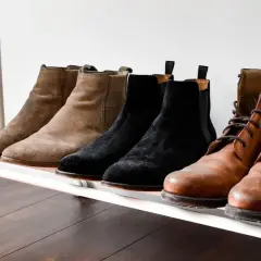 Botas de ante de diferentes colores, listas para teñir. Hay marrones, negras y de cuero.