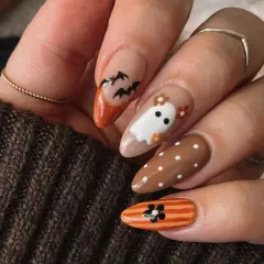 Uñas halloween sencillas con fantasmas, murciélagos y flores. Diseño dulce y espeluznante.