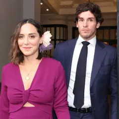 Tamara Falcó e Iñigo Onieva, radiantes, salen juntos. Ella luce un vestido fucsia y él un traje azul marino.