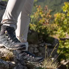 Botas de senderismo Gore-Tex en roca. Aprende como limpiar botas de Gore-Tex para mantenerlas en perfecto estado.