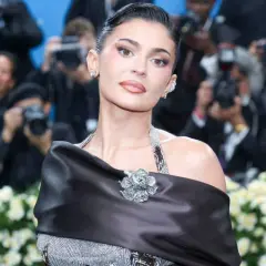 Kylie Jenner deslumbrante en la Met Gala, con un elegante vestido negro y joyas brillantes.