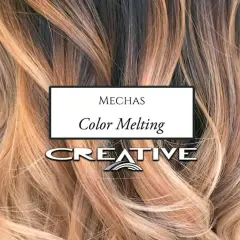 Mechas color melting en cabello rubio y castaño, con un degradado suave y natural.