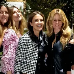 Cinco amigas disfrutan de una cena, luciendo elegantes outfits.