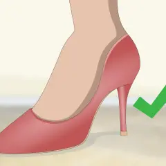 Tacón adecuado para la espalda: un zapato de tacón rosa con un cheque verde.