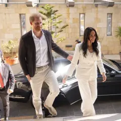Meghan, duquesa de Sussex, sonríe mientras camina junto al príncipe Harry.