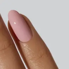 Manicura en tono rosa pastel, un color de uñas de moda que aporta elegancia y dulzura a tus manos.