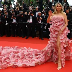 Heidi Klum desfila en la alfombra roja de Cannes con un espectacular vestido rosa con volantes y una larga cola.