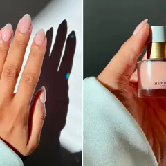 Manicura elegante con uñas nude, anillo de perlas y esmalte de uñas de Hermès.