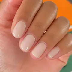 Manos con uñas color crema, un tono que ilumina y da un aspecto joven.