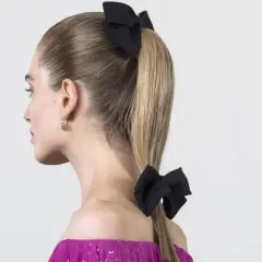 Coleta para invitada boda, con dos lazos negros, uno en la coronilla y otro en la cola de caballo. Elegante y chic.