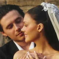 Brooklyn Beckham y Nicola Peltz en su boda, un momento íntimo y tierno.