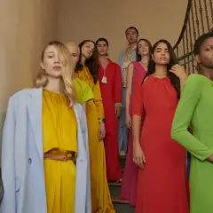 Modelos posan en una escalera con diseños de Juanjo Oliva.
