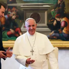 El Papa Francisco sonríe a Felipe VI y Letizia, quienes disfrutan del privilegio de blanco en un encuentro oficial.