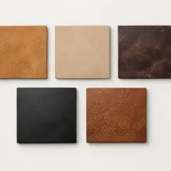 Cinco muestras de cuero: ante (marrón claro y beige), serraje (marrón oscuro y coñac) y cuero negro.