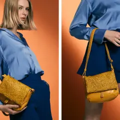 Mujer con blusa azul y falda azul, mostrando cómo combinar bolso marrón tejido.