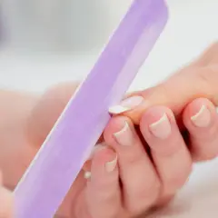 Lima las uñas para darles forma cuadrada.