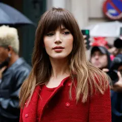 Mujer con flequillo y cabello largo ondulado, un estilo que podría marcar tendencia en cortes de pelo 2026 mujer.