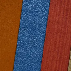 Muestras de materiales: cuero vegano azul, naranja y marrón, junto a un material rojo con vetas.