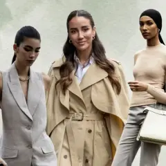 Cinco mujeres con atuendos elegantes y discretos, encarnando el lujo silencioso.