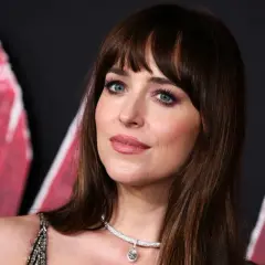 Dakota Johnson con un elegante flequillo cortina y un collar de diamantes.