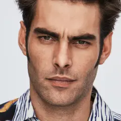 Primer plano de Jon Kortajarena con mirada intensa y camisa estampada.