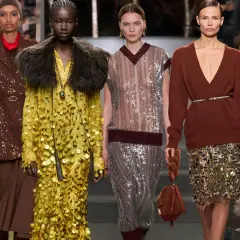Modelos desfilan con atuendos brillantes. Un vestido amarillo con paillette y un traje marrón con lentejuelas destacan.