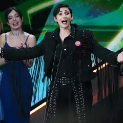 Alba Flores, con un look audaz y un pin de "Free Palestine", celebra en el escenario.