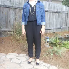 Chaqueta vaquera azul combina perfecto con mono negro. Un look casual y chic.