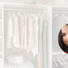Asesora de imagen muestra rueda de colores, con la gama color verde destacada, frente a un armario organizado con ropa clara.