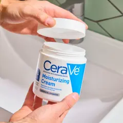 Man abre tarro de crema CeraVe. Buscando opiniones negativas sobre Xhekpon, pero la imagen muestra CeraVe.