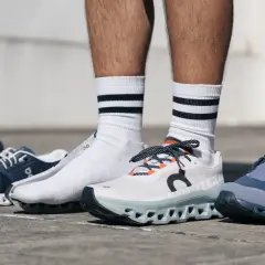Unas zapatillas de running de la marca On, con suela de nubes, listas para la acción.
