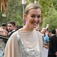Marta Ortega Pérez sonríe a la multitud mientras llega a un evento, rodeada de fans con móviles.