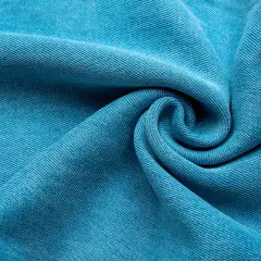 Textura de tela Tencel azul vibrante, suave y con caída, que evoca la comodidad y sostenibilidad de este tejido.