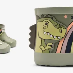 Botas de agua verdes con dinosaurio y arcoíris. Aprende como limpiar botas de agua para que tus pequeños aventureros disfruten.