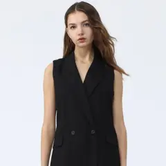 Mujer con chaleco de vestir negro, ideal para aprender como combinar un chaleco de vestir mujer y lucir elegante.