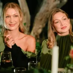 Alana Hadid y Gigi Hadid disfrutan de una cena íntima, con velas y flores, ambas luciendo elegantes vestidos verdes.