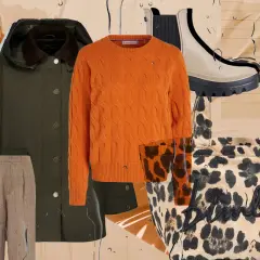 Conjunto de outfit lluvia mujer: parka verde, jersey naranja, pantalones beige, botas y bolso estampado leopardo.