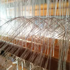 Hilos de lino en un telar, listos para tejer. El lino es una fibra natural versátil.